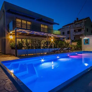 apartments-gardelin-superior-2.hotelinzadar.com/
